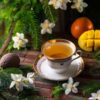 Noël à Pékin est un mélange de thé noir et de thé vert aux notes de jasmin, fruit de la passion, mangue et ananas,
